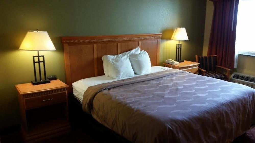 Rodeway Inn South Hutchinson Zewnętrze zdjęcie